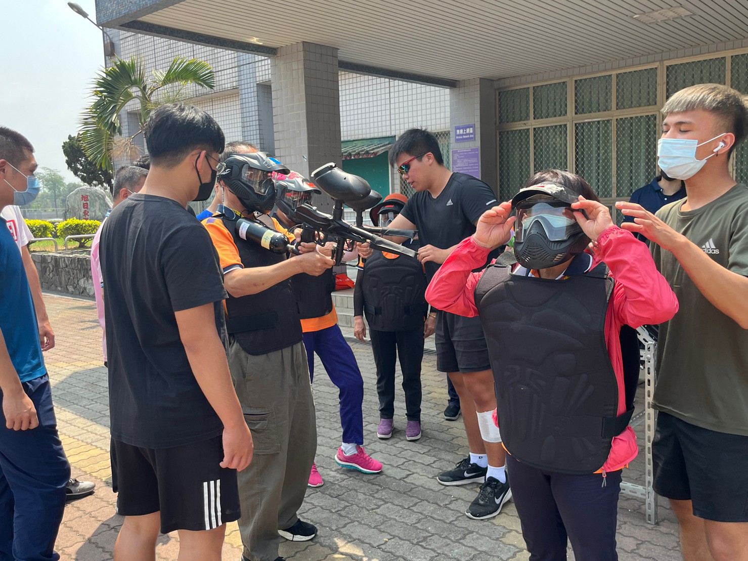 休閒系學生帶領漆彈體驗課程