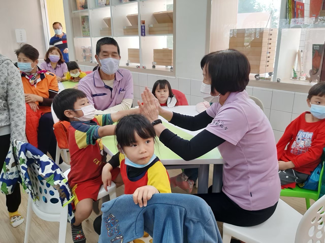 與信義國小幼稚園進行老幼共學課程