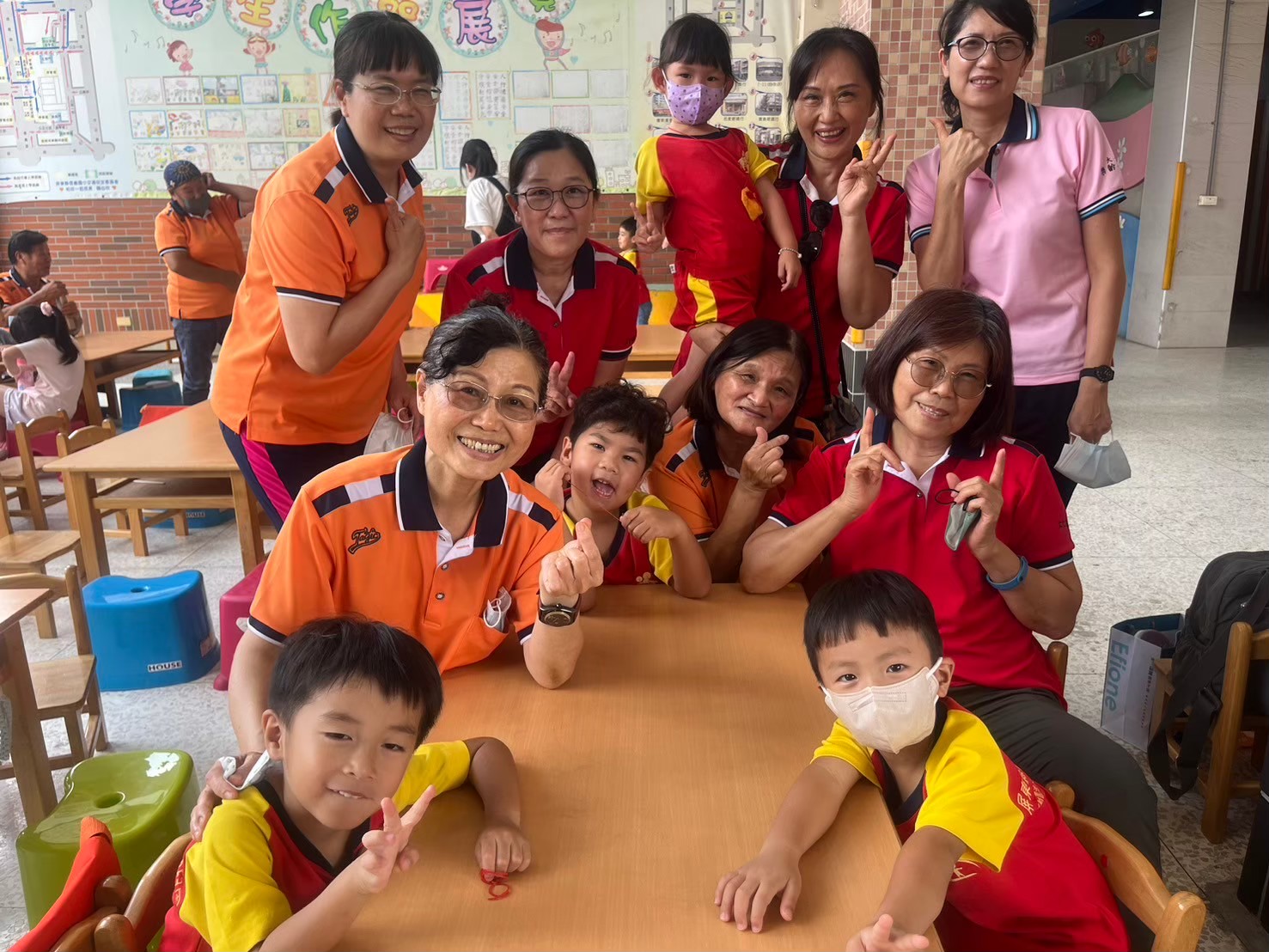 老幼共學的布染課程充滿天倫的快樂