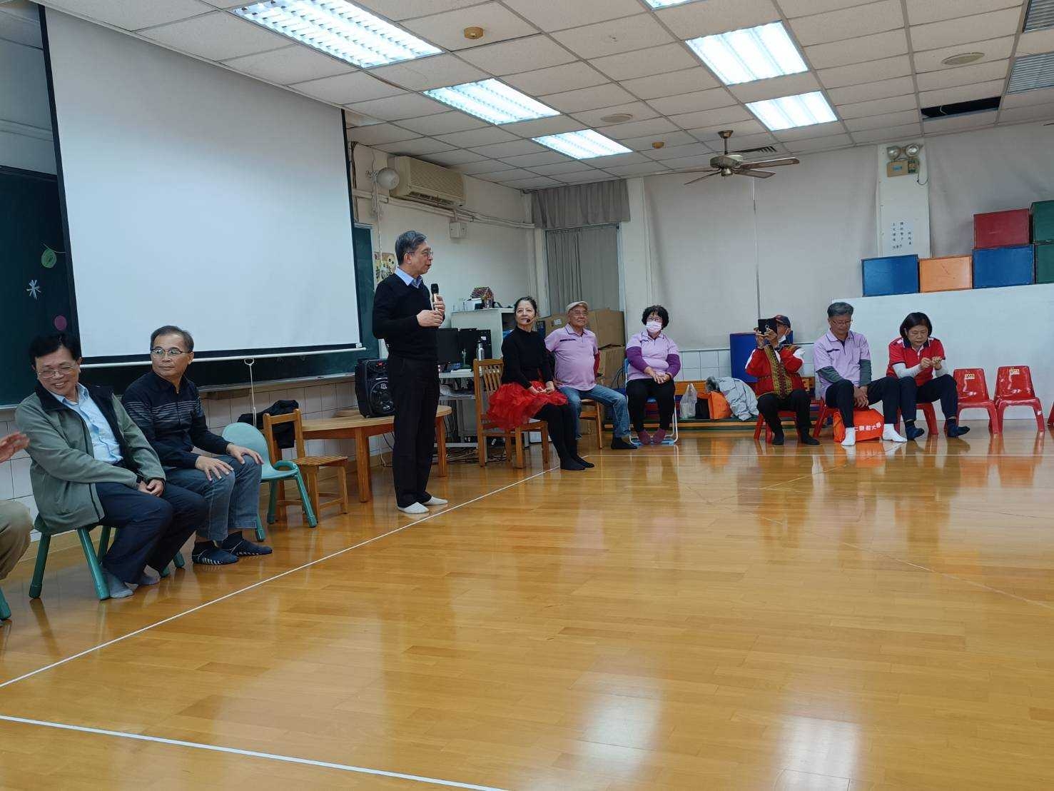 郭代璜校長帶領主管團隊參與樂齡體能課程